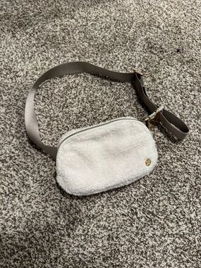 Lululemon everywhere fleece belt bag